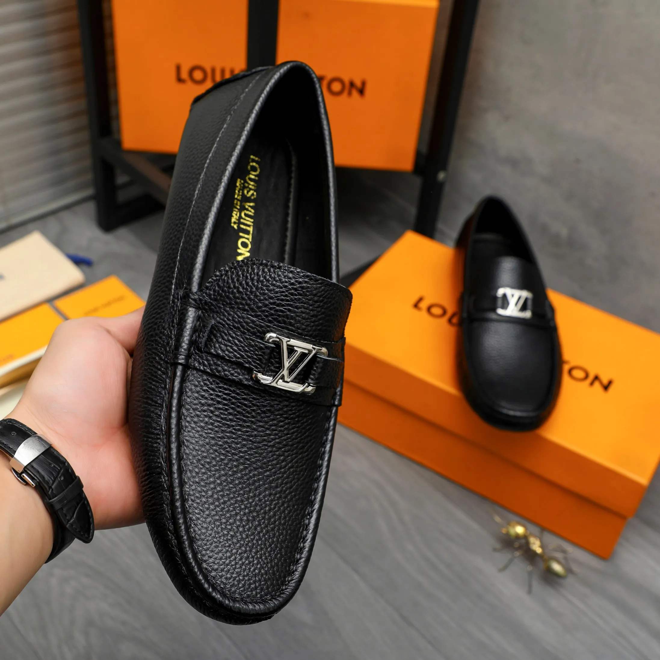 Men's shoes 💰p420 Product trademark: LV (Louis Vuitton) casual slip-on men's shoes Regular size: 38-44 Product materials: Selected pebbled cowhide upper, sheepskin lining, original rubber outsole